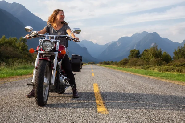 Kadın Kanada Dağlarla Çevrili Doğal Bir Yol Üzerinde Bir Motosiklet — Stok fotoğraf