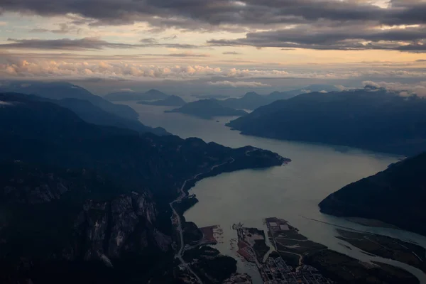 Mooie Luchtfoto Van Howe Sound Tijdens Een Bewolkt Zomer Zonsondergang — Stockfoto