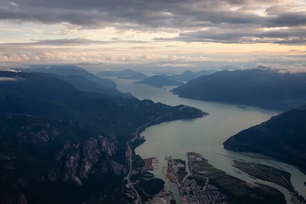 Mooie Luchtfoto Van Howe Sound Tijdens Een Bewolkt Zomer Zonsondergang — Stockfoto