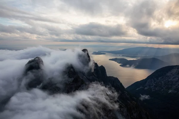 Vista Aérea Del Paisaje Montañoso Canadiense Cubierto Nubes Durante Una —  Fotos de Stock