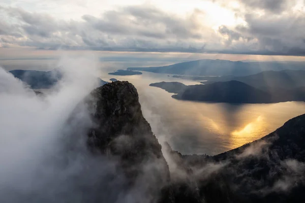 Vista Aérea Paisagem Montanhosa Canadense Coberta Nuvens Durante Pôr Sol — Fotografia de Stock