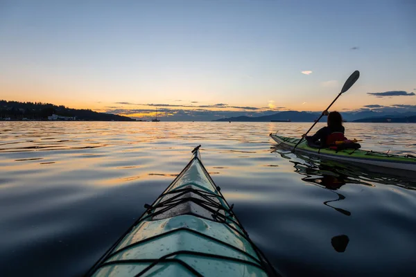 Girl Sea Kayak Lors Coucher Soleil Été Ensoleillé Prise Vancouver — Photo