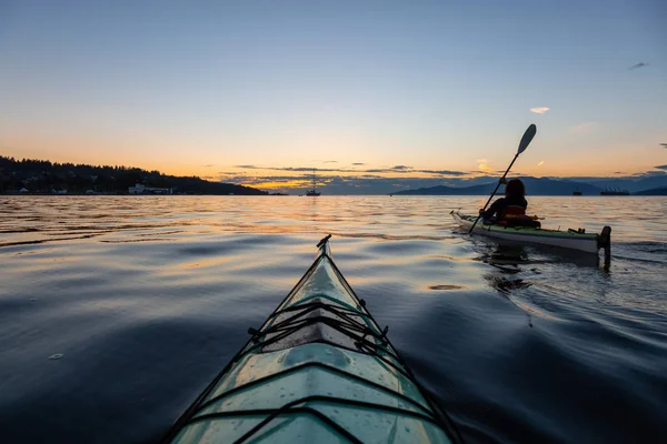 Lány Tengeri Kajakozás Élénk Nyári Naplemente Alatt Venni Vancouver Kanada — Stock Fotó