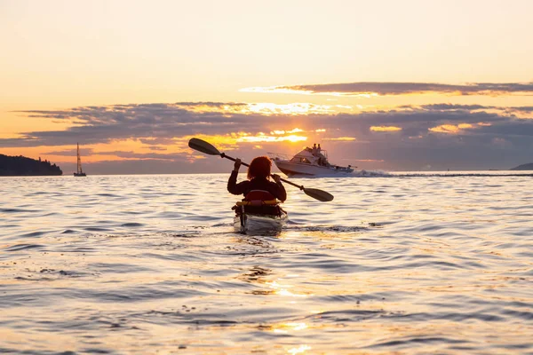 Dziewczyna Spływy Kajakowe Podczas Zachodu Słońca Wibrujący Słoneczne Lato Podjęte — Zdjęcie stockowe
