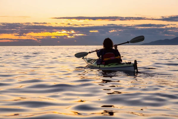 Girl Sea Kayak Lors Coucher Soleil Été Ensoleillé Prise Vancouver — Photo