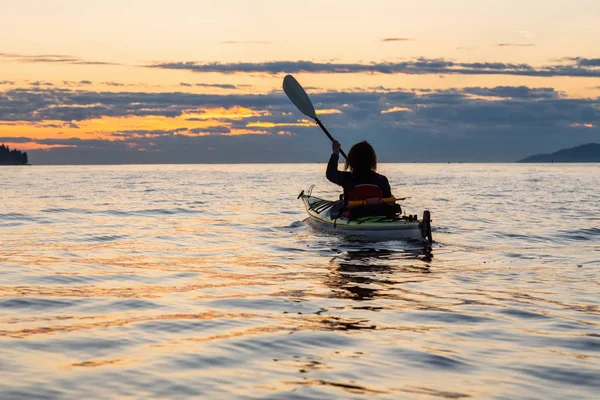 Meisje Zee Kajakken Tijdens Een Levendige Zonnige Zomer Zonsondergang Genomen — Stockfoto