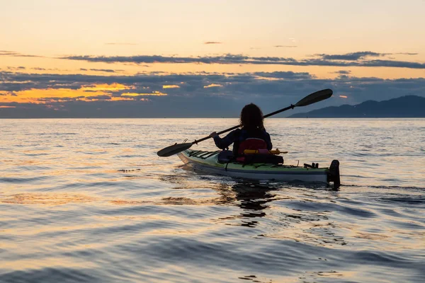 Dívka Sea Kayaking Během Živé Slunné Letní Západ Slunce Přijata — Stock fotografie