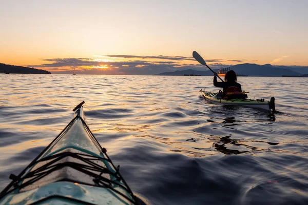 Mädchen Beim Kajakfahren Während Eines Lebhaften Sonnigen Sommersonnenuntergangs Aufgenommen Vancouver — Stockfoto