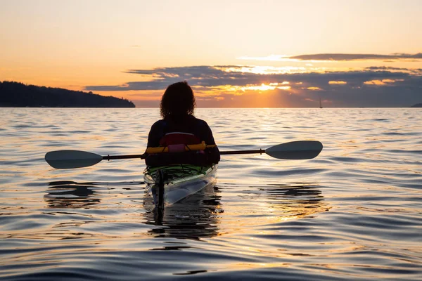 Menina Caiaque Mar Está Desfrutando Belo Pôr Sol Verão Tomado — Fotografia de Stock