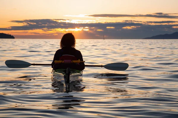 Fille Sur Kayak Mer Profite Magnifique Coucher Soleil Été Porté — Photo