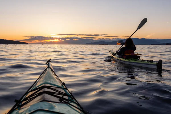 活気のある日当たりの良い夏の日没時に少女海のカヤック バンクーバー カナダでの撮影 — ストック写真
