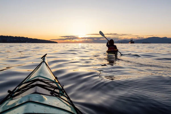 Dívka Sea Kayaking Během Živé Slunné Letní Západ Slunce Přijata — Stock fotografie