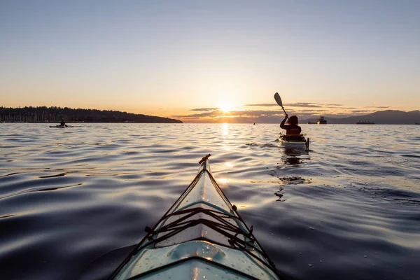 Girl Sea Kayak Durante Una Vibrante Puesta Sol Soleada Verano — Foto de Stock