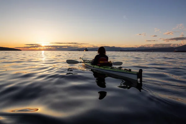 女孩海上皮划艇在一个充满活力的阳光明媚的夏日日落 在加拿大不列颠哥伦比亚省温哥华拍摄 — 图库照片
