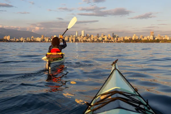 Meisje Zee Kajakken Tegenover Downtown Stad Tijdens Een Levendige Zonnige — Stockfoto