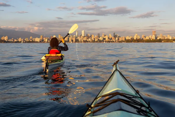 Girl Sea Kayak Face Centre Ville Lors Coucher Soleil Ensoleillé — Photo