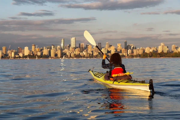 Girl Sea Kayaking Front Downtown City Vibrant Sunny Summer Sunset — Stock Photo, Image