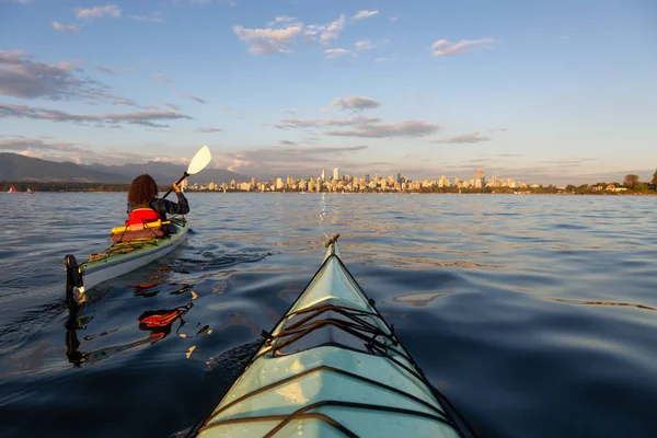 Girl Sea Kayak Frente Centro Ciudad Durante Una Vibrante Puesta — Foto de Stock