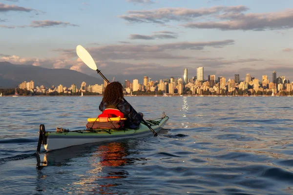 Girl Sea Kayaking Front Downtown City Vibrant Sunny Summer Sunset — Stock Photo, Image