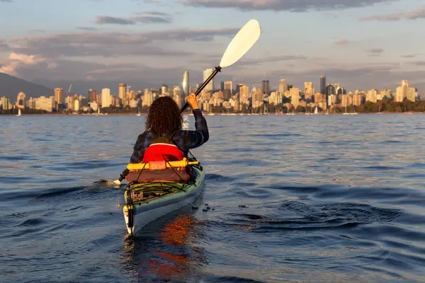 Meisje Zee Kajakken Tegenover Downtown Stad Tijdens Een Levendige Zonnige — Stockfoto