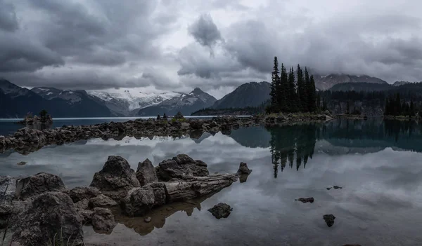 美丽的风景景观的冰川湖泊在黑暗和穆迪多云日落 在加里波第省公园 位于温哥华以北的 Whister Squamish 加拿大不列颠哥伦比亚省 — 图库照片