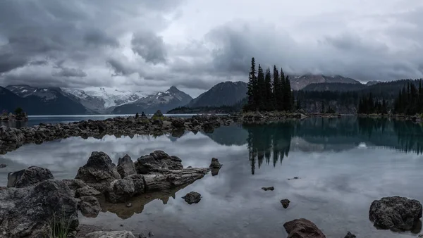 Hermosa Vista Panorámica Lago Glaciar Durante Una Oscura Sombría Puesta — Foto de Stock