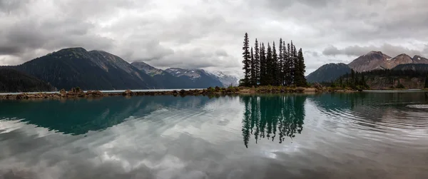 在一个充满活力的多云夏日里 美丽的冰川湖泊景色 在加里波第省公园 位于温哥华以北的 Whister Squamish 加拿大不列颠哥伦比亚省 — 图库照片