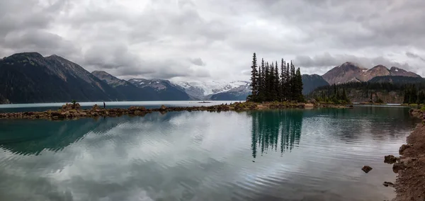 Bela Vista Paisagem Lago Glaciar Durante Dia Verão Nublado Vibrante — Fotografia de Stock