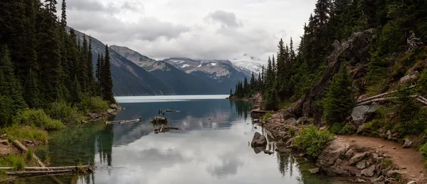 在一个充满活力的多云夏日里 美丽的冰川湖泊景色 在加里波第省公园 位于温哥华以北的 Whister Squamish 加拿大不列颠哥伦比亚省 — 图库照片
