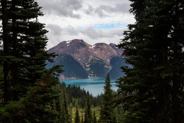 Schöne Aussicht Auf Die Landschaft Während Eines Lebhaften Bewölkten Sommertages — Stockfoto