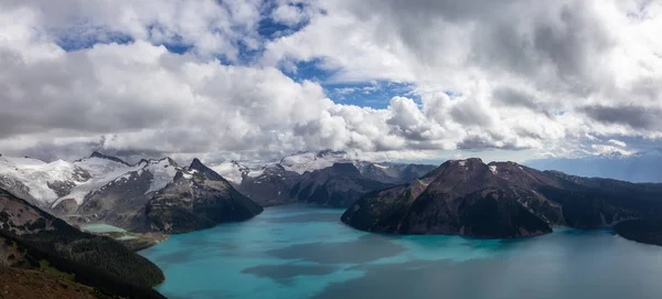 美丽的加里波第湖全景景观 充满活力的阳光夏日 从全景山脊顶部 位于加拿大不列颠哥伦比亚省温哥华以北的 Whister Squamish — 图库照片