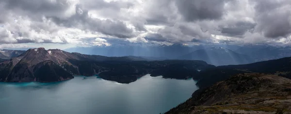 Hermosa Vista Panorámica Del Lago Garibaldi Vibrante Día Verano Soleado — Foto de Stock