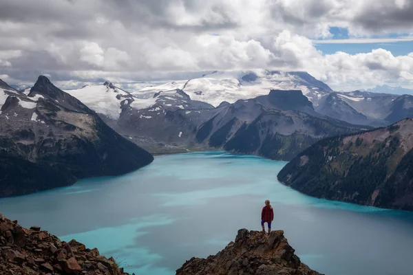 Mulher Topo Montanha Com Vista Para Belo Lago Geleira Tomado — Fotografia de Stock