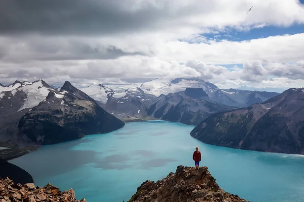 Žena Stojící Vrcholu Hory Výhledem Krásné Ledovcové Jezero Panorama Ridge — Stock fotografie