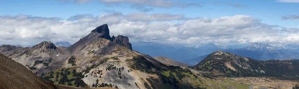 Hermosa Vista Panorámica Del Paisaje Montaña Canadiense Durante Vibrante Día —  Fotos de Stock