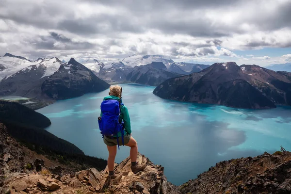 Chica Aventurera Disfrutando Del Hermoso Paisaje Montaña Canadiense Durante Día — Foto de Stock