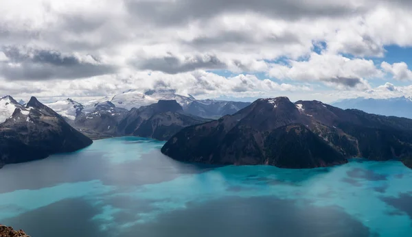 Garibaldi Gölü'nün güzel panoramik manzara manzara canlı güneşli yaz günü. Panorama Ridge, Whistler ve Squamish, Kuzey Vancouver, Bc, Kanada yakınında yer üstünden alınan.