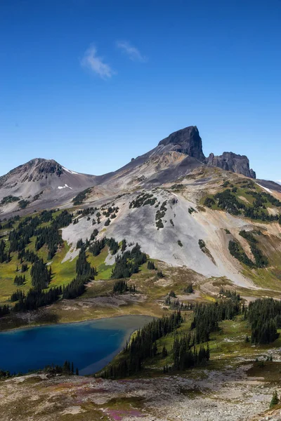 Hermosa Vista Del Paisaje Montaña Canadiense Durante Vibrante Día Soleado — Foto de Stock