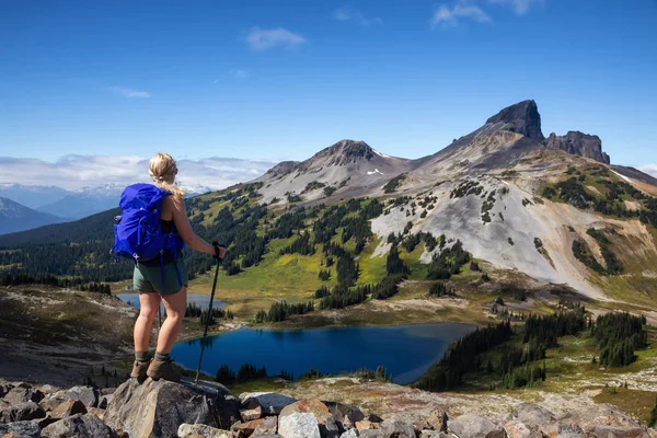 Menina Aventurosa Desfrutando Bela Paisagem Montanhosa Canadense Durante Vibrante Dia — Fotografia de Stock