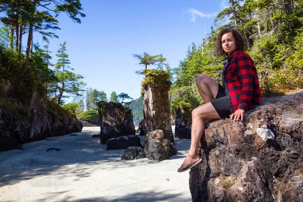 Kayanın Üzerinde Bir Kumsalı Güneşli Yaz Sabahı Sırasında Oturan Kız — Stok fotoğraf