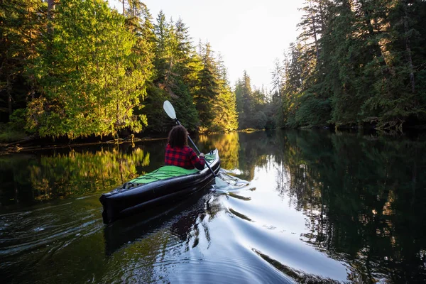 Fille Kayak Dans Belle Rivière Lors Une Matinée Ensoleillée Été — Photo