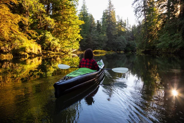 Chica Kayak Hermoso Río Durante Una Soleada Mañana Verano Tomado — Foto de Stock