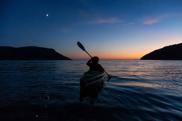 夏の日没後の薄明中の太平洋の海カヤック ジョセフ湾 バンクーバー島 ブリティッシュ コロンビア カナダでの撮影 — ストック写真