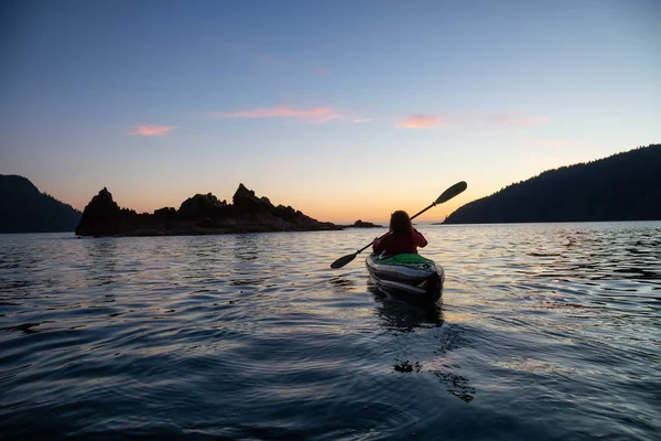 Fille Kayak Dans Océan Pacifique Lors Coucher Soleil Été Nuageux — Photo