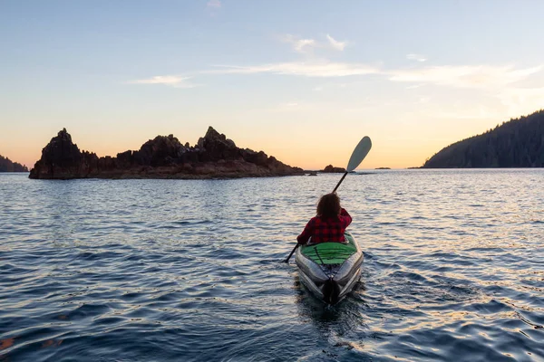 Fille Kayak Dans Océan Pacifique Lors Coucher Soleil Été Nuageux — Photo