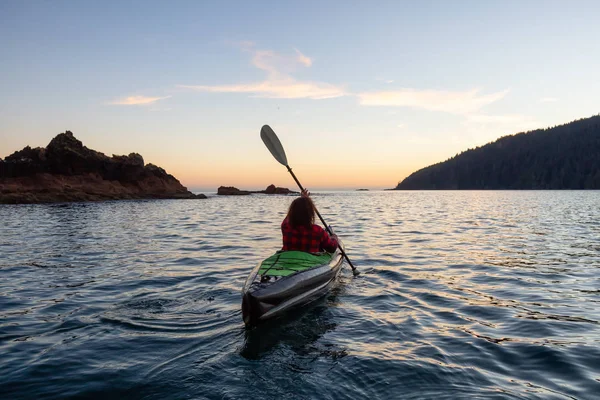 Fille Kayak Dans Océan Pacifique Lors Coucher Soleil Été Nuageux — Photo