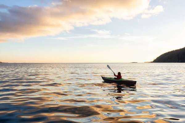 Niña Navegando Kayak Océano Pacífico Durante Una Nublada Puesta Sol — Foto de Stock