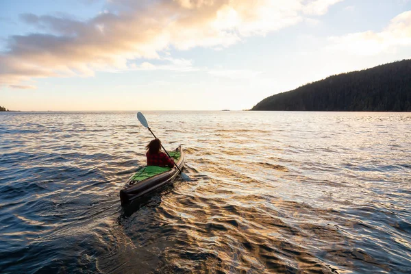 Ragazza Kayak Nell Oceano Pacifico Durante Tramonto Estivo Nuvoloso Preso — Foto Stock