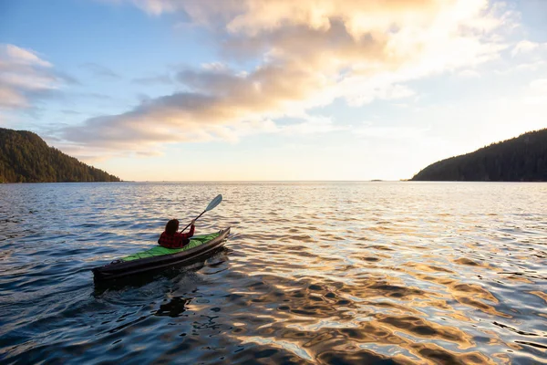 Fille Kayak Dans Océan Pacifique Lors Coucher Soleil Été Nuageux — Photo