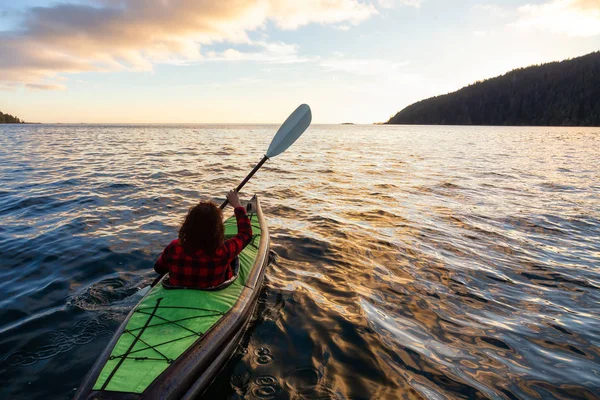 Niña Navegando Kayak Océano Pacífico Durante Una Nublada Puesta Sol — Foto de Stock